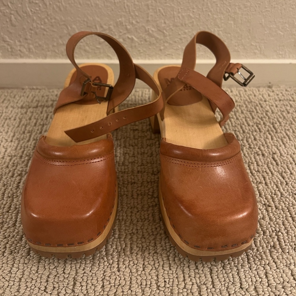 Mia Cognac Leather Clogs Sandals size 9